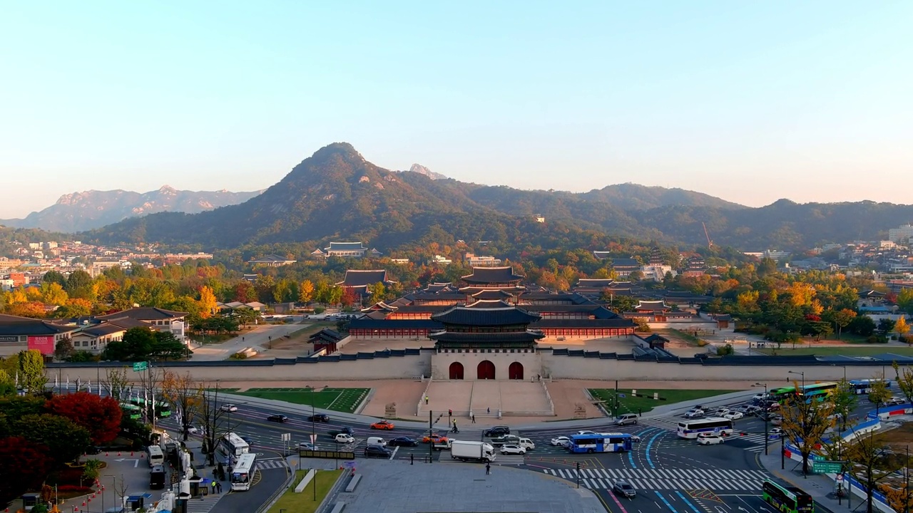 首尔钟路区世宗路、北岳山、光化门广场、青瓦台、景福宫根正殿、根正门、兴礼门、光化门附近的市中心视频素材