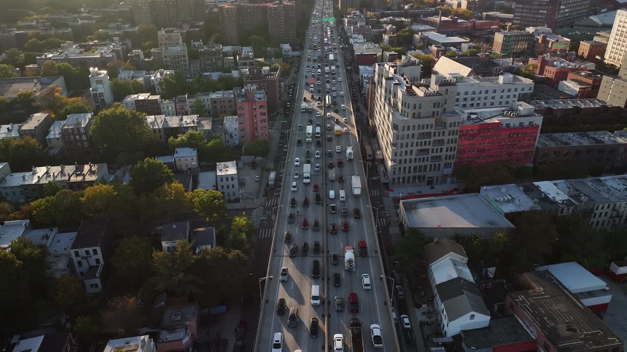 布鲁克林-皇后区高速公路晚高峰时段的交通状况视频素材