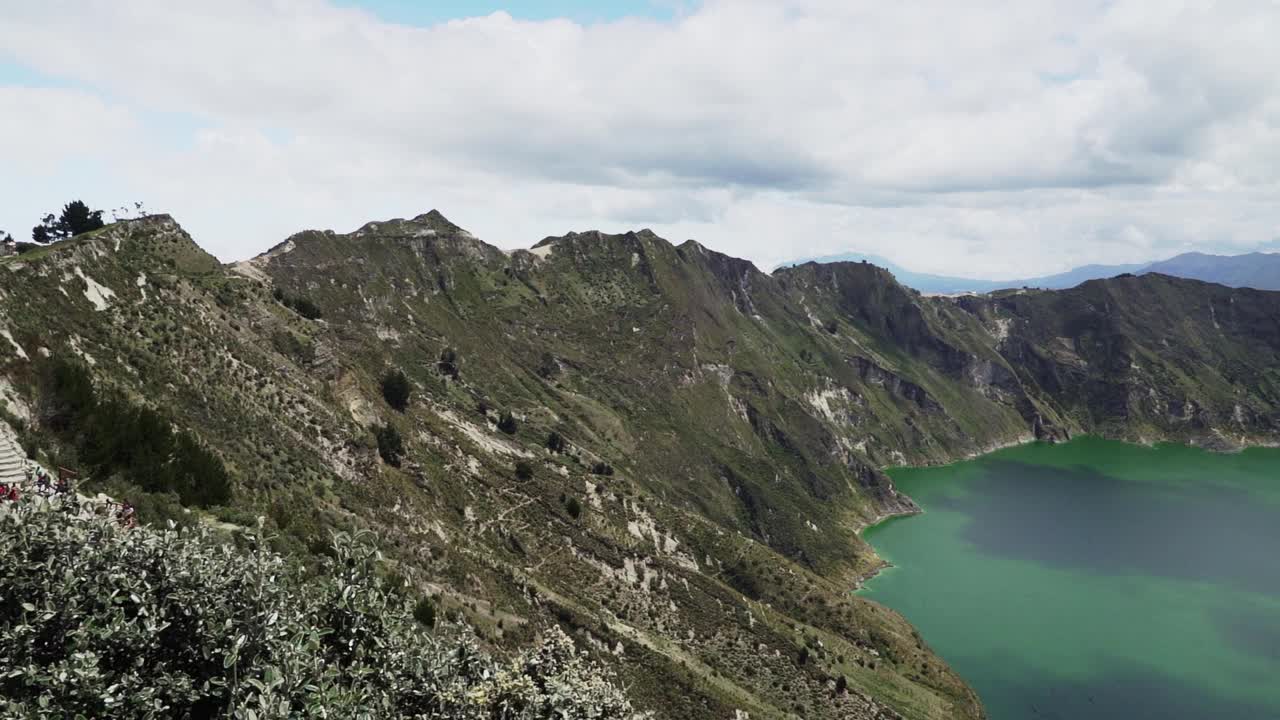 拉古纳奎洛托亚是一个充满水的火山口湖，也是厄瓜多尔安第斯山脉最西端的火山。火山口有绿松石般的水体，还有一条很受欢迎的徒步小径，叫做quilotoa loop。视频素材