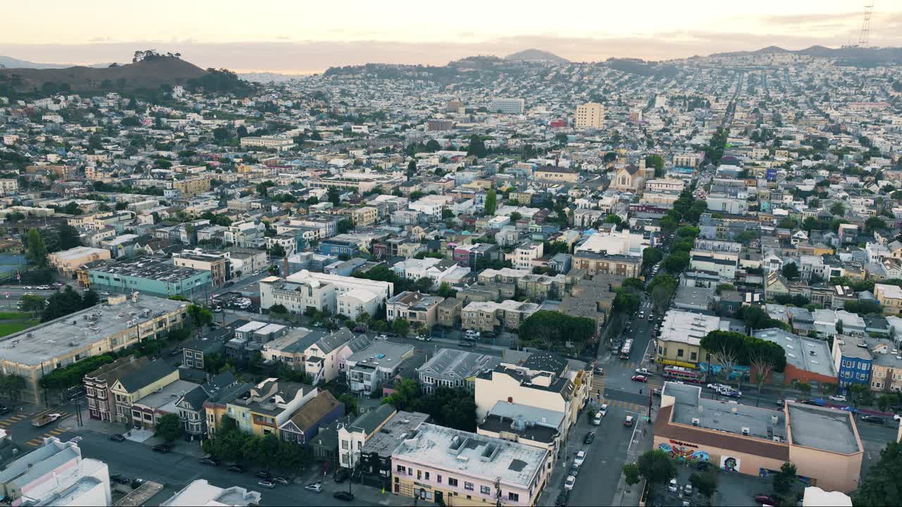 壮观的鸟瞰旧金山，加利福尼亚:迷人的城市景观和令人惊叹的日落视频素材