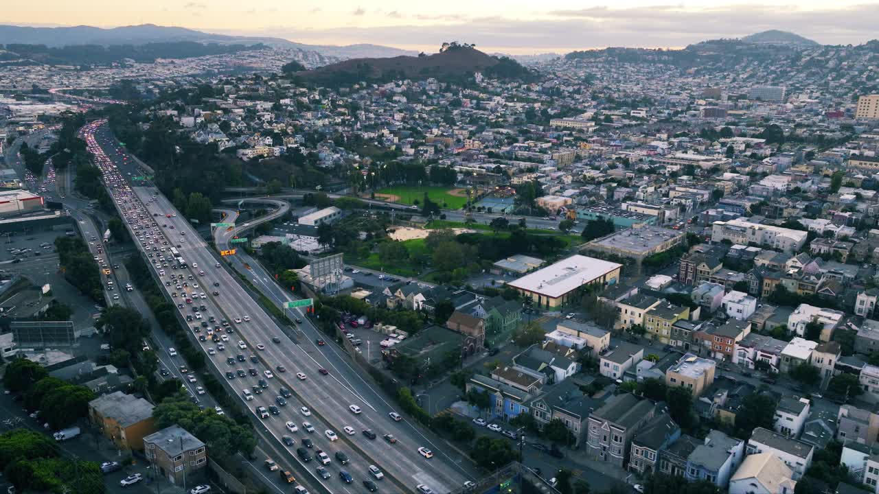 有高速公路和山丘的城市鸟瞰图。视频素材