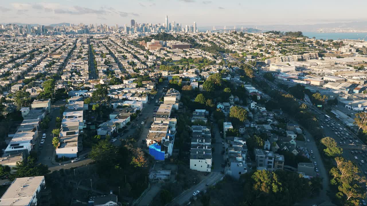 城市景观的辉煌:旧金山耀眼的城市天际线的电影鸟瞰图视频素材