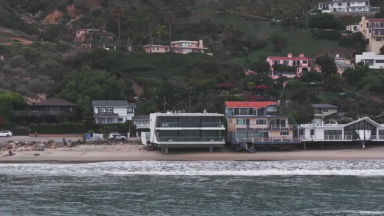 4K无人机拍摄的加州马里布海滩海岸线，蓝色的太平洋，海浪和海滩。视频素材