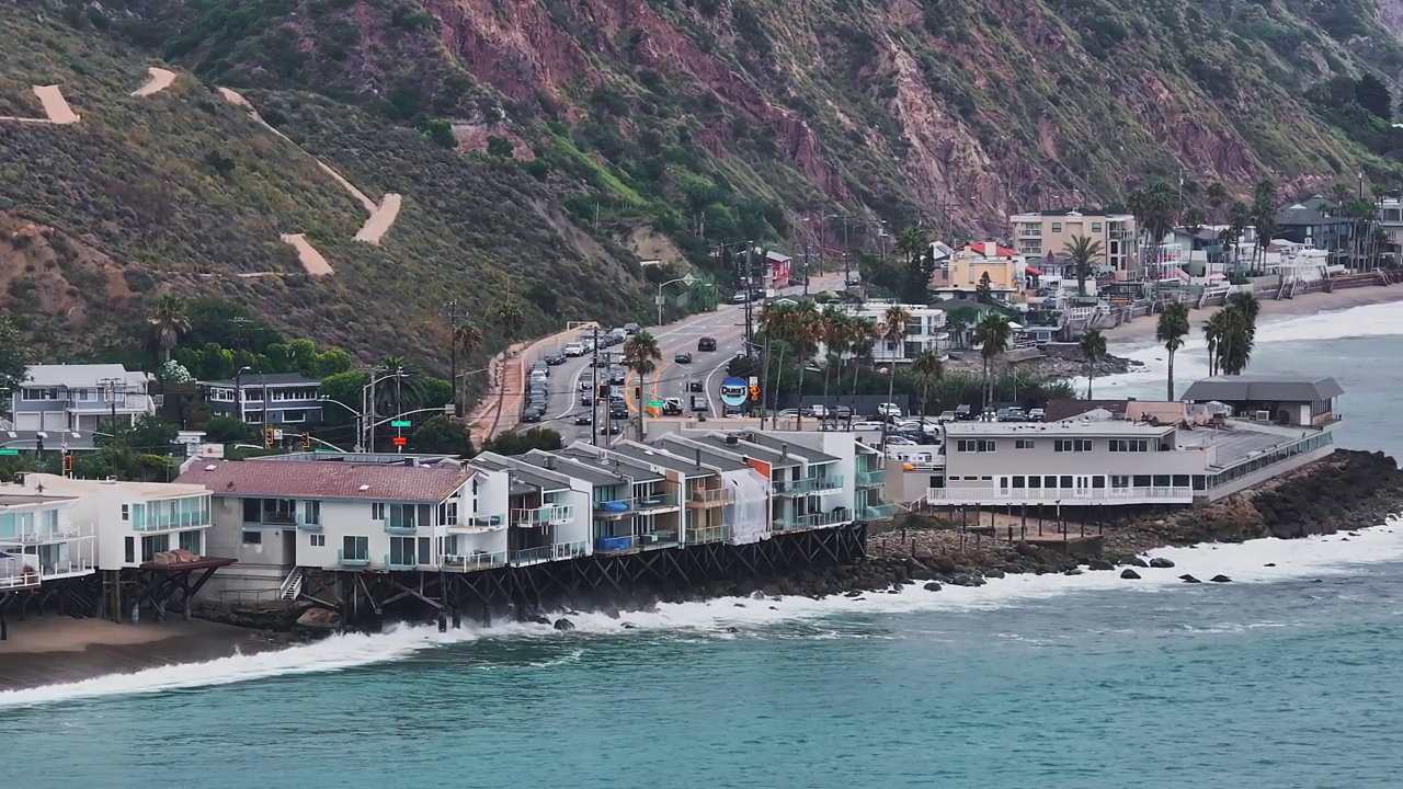 4K无人机拍摄的加州马里布海滩海岸线，蓝色的太平洋，海浪和海滩。视频素材