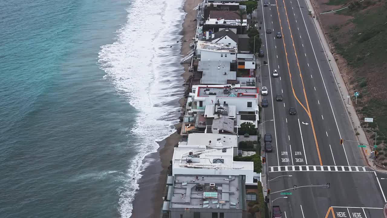 4K无人机拍摄的加州马里布海滩海岸线，蓝色的太平洋，海浪和海滩。视频素材