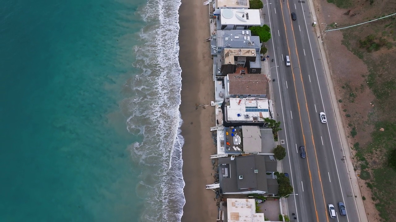 4K无人机拍摄的加州马里布海滩海岸线，蓝色的太平洋，海浪和海滩。视频素材