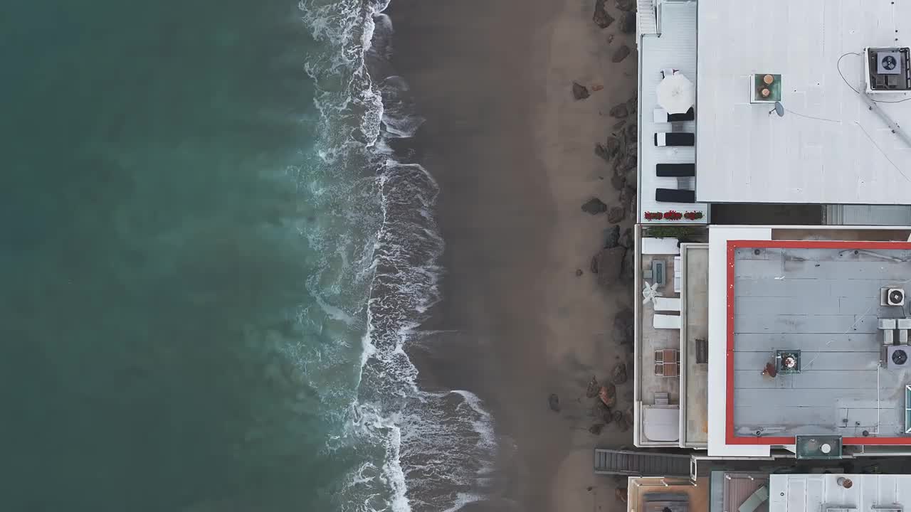 4K无人机拍摄的加州马里布海滩海岸线，蓝色的太平洋，海浪和海滩。视频素材