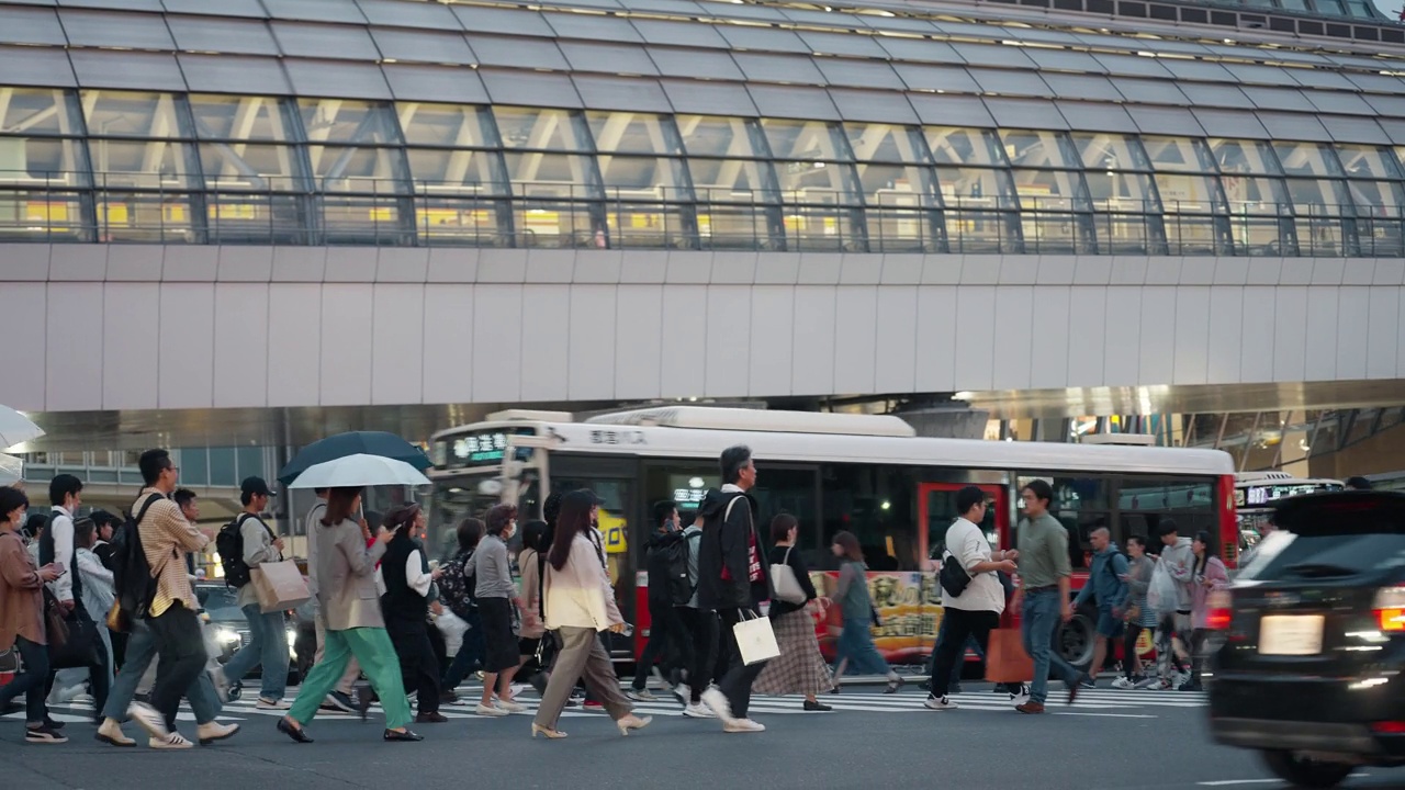 日本东京——2023年10月10日:日本东京涩谷区人行横道上拥挤的人群视频素材