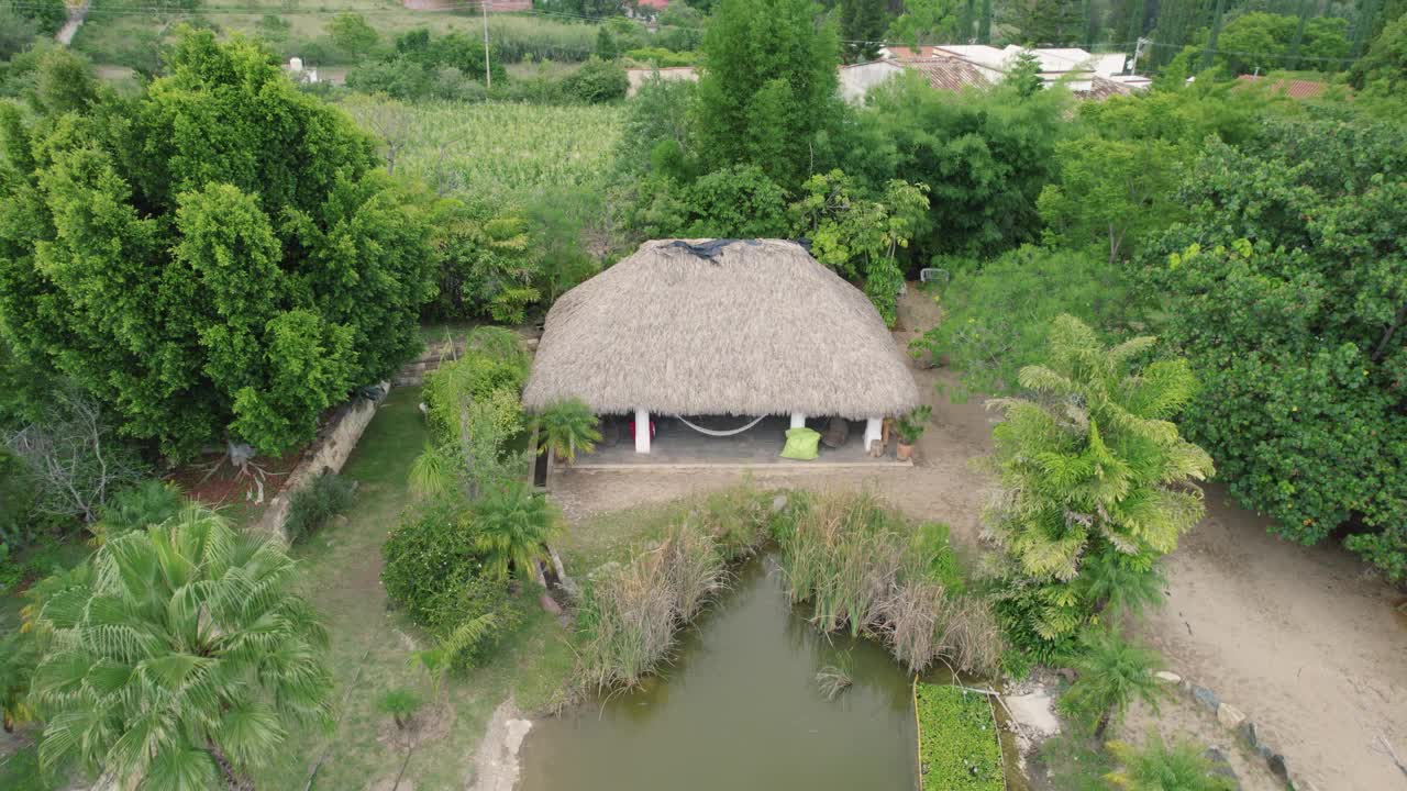 俯瞰瓦哈卡的绿色景观与家园，墨西哥在山区背景-空中视频素材