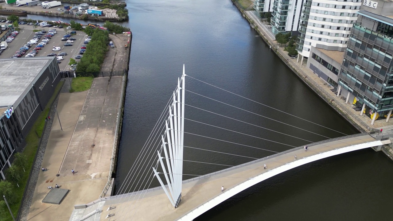 MediaCityUK附近的曼彻斯特船舶运河上的媒体城人行桥视频素材