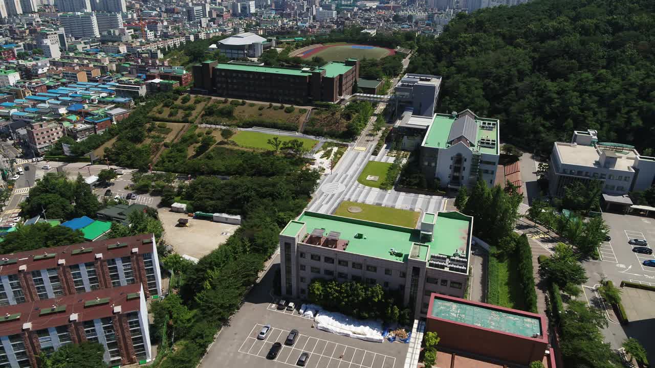 韩国庆仁国立教育大学，仁川校园建筑和城市景观/仁川gyyang区视频素材