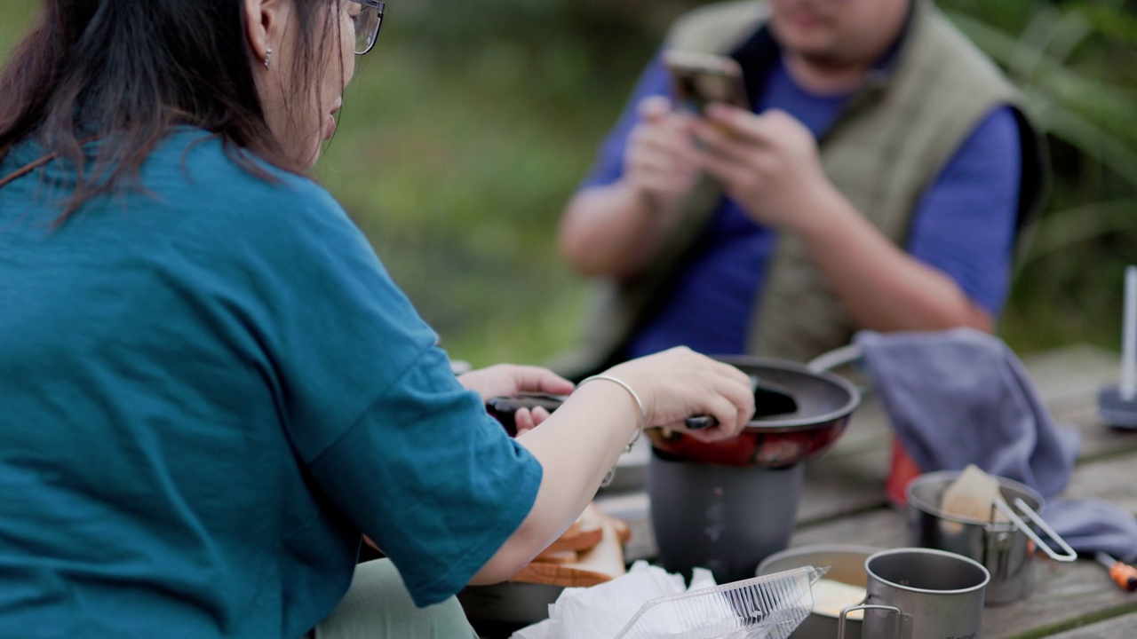 在山区露营区做早餐视频素材