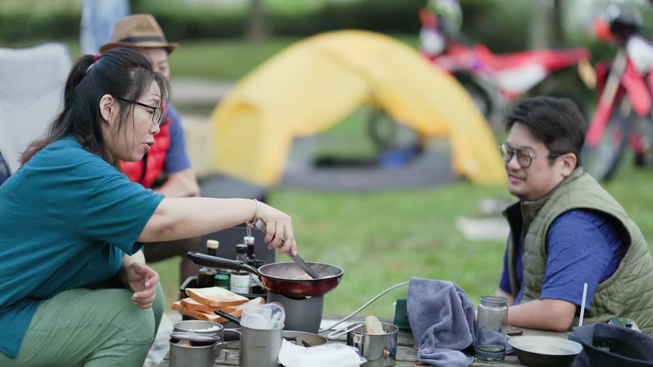 在山区露营区做早餐视频素材