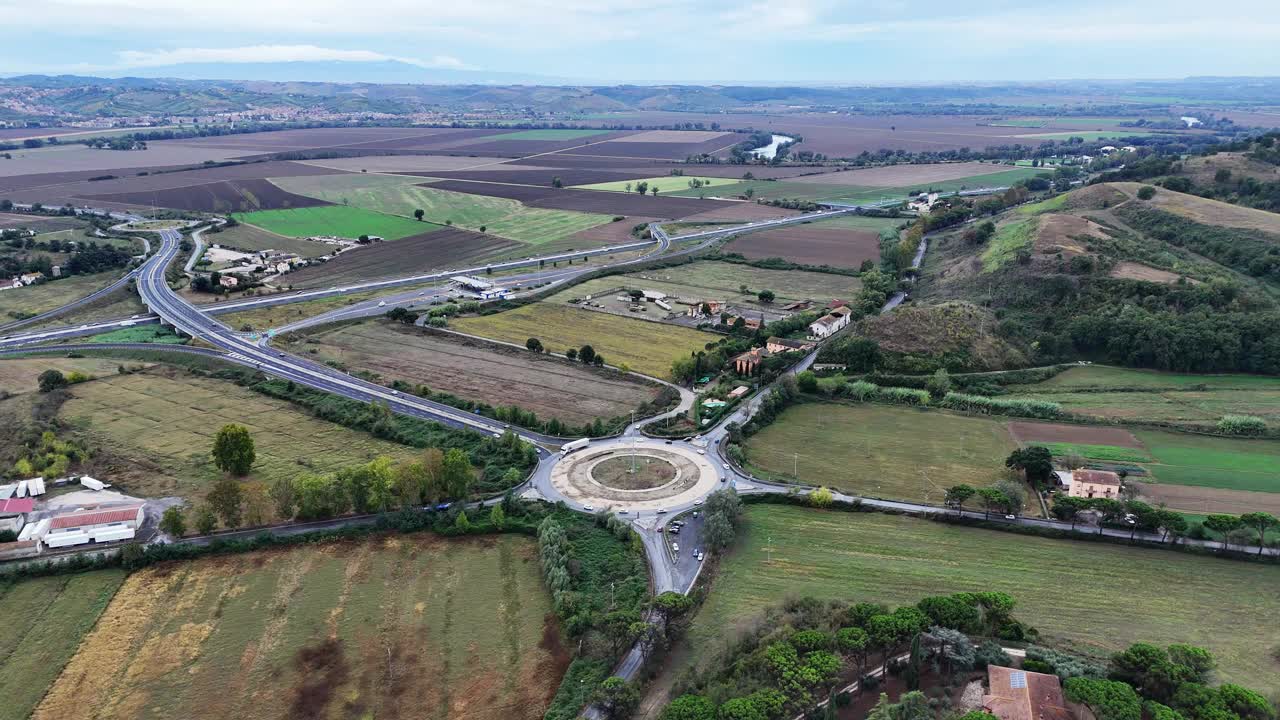 鸟瞰图的道路环岛交叉路口快速移动繁忙的交通。城市循环交通十字路口。视频素材