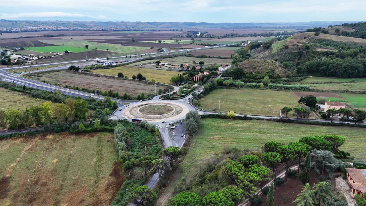 鸟瞰图的道路环岛交叉路口快速移动繁忙的交通。城市循环交通十字路口。视频素材