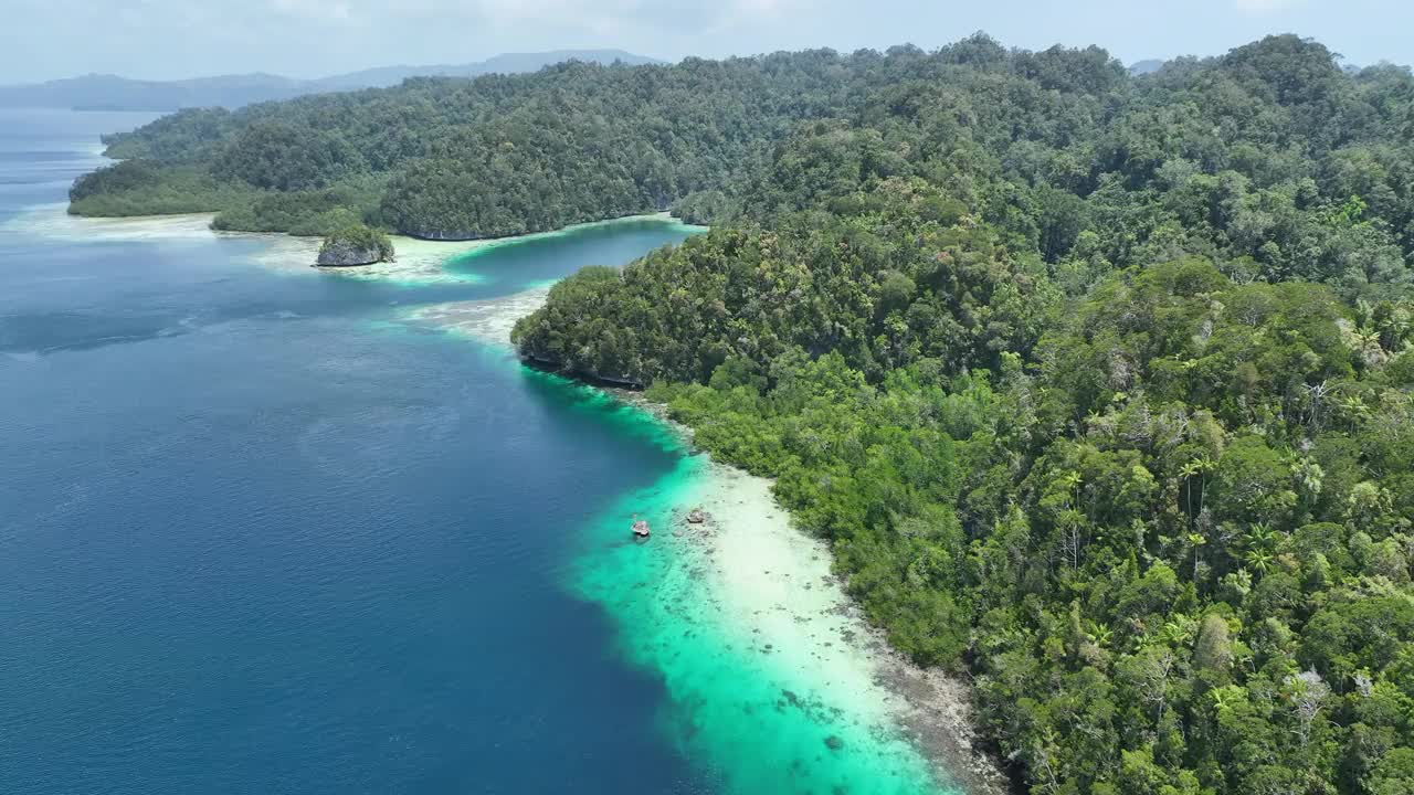 鸟瞰美丽的岛屿风景在拉贾安帕视频素材