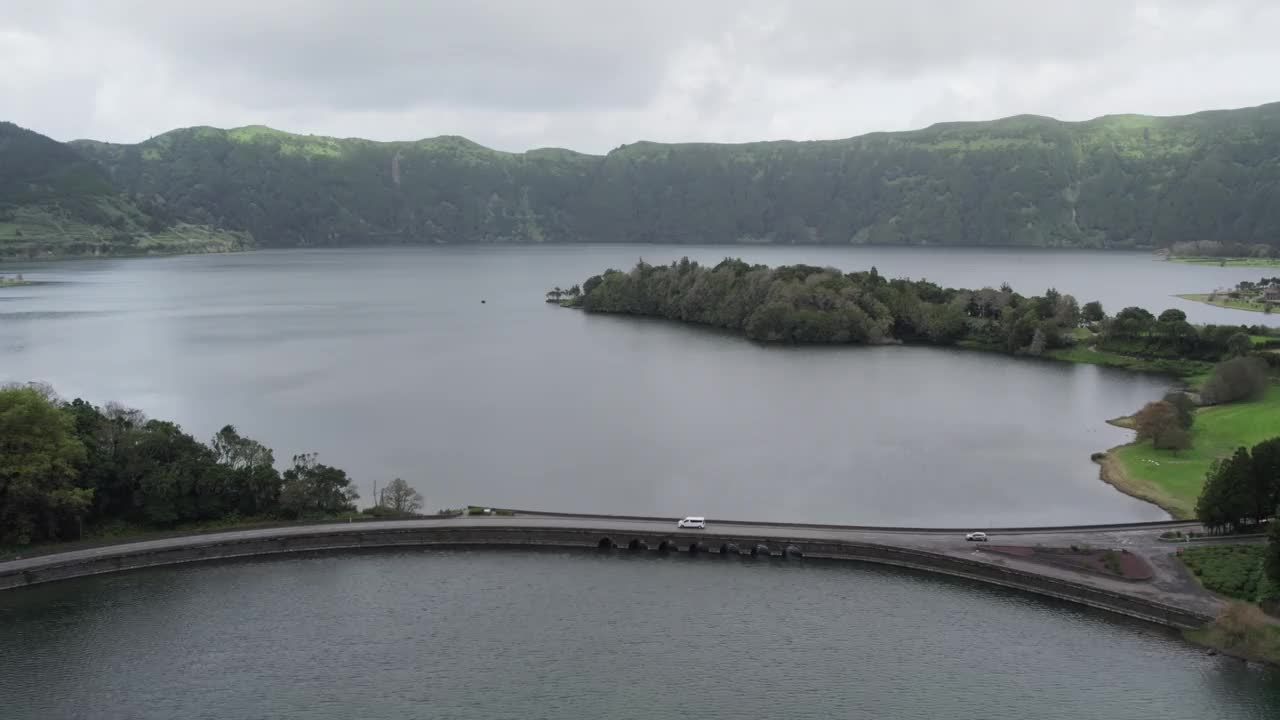 Lagoa das Sete Cidades大桥的壮丽景色，<s:1>米格尔亚速尔群岛视频素材