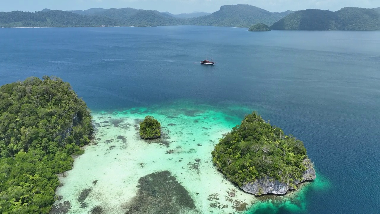 鸟瞰美丽的岛屿风景在拉贾安帕视频素材