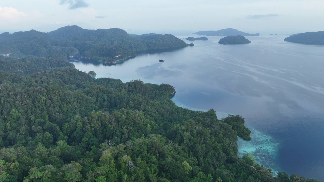 鸟瞰美丽的岛屿风景在阿柳伊湾，拉贾安帕视频素材