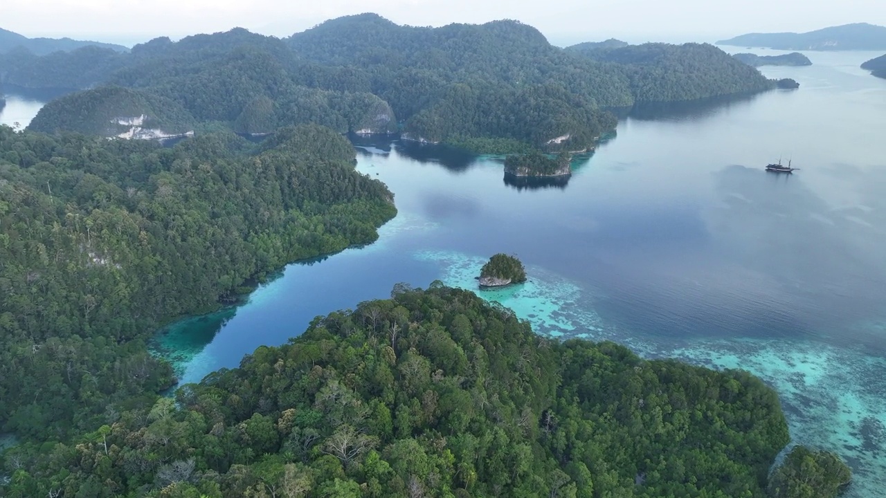 鸟瞰美丽的岛屿风景在阿柳伊湾，拉贾安帕视频素材