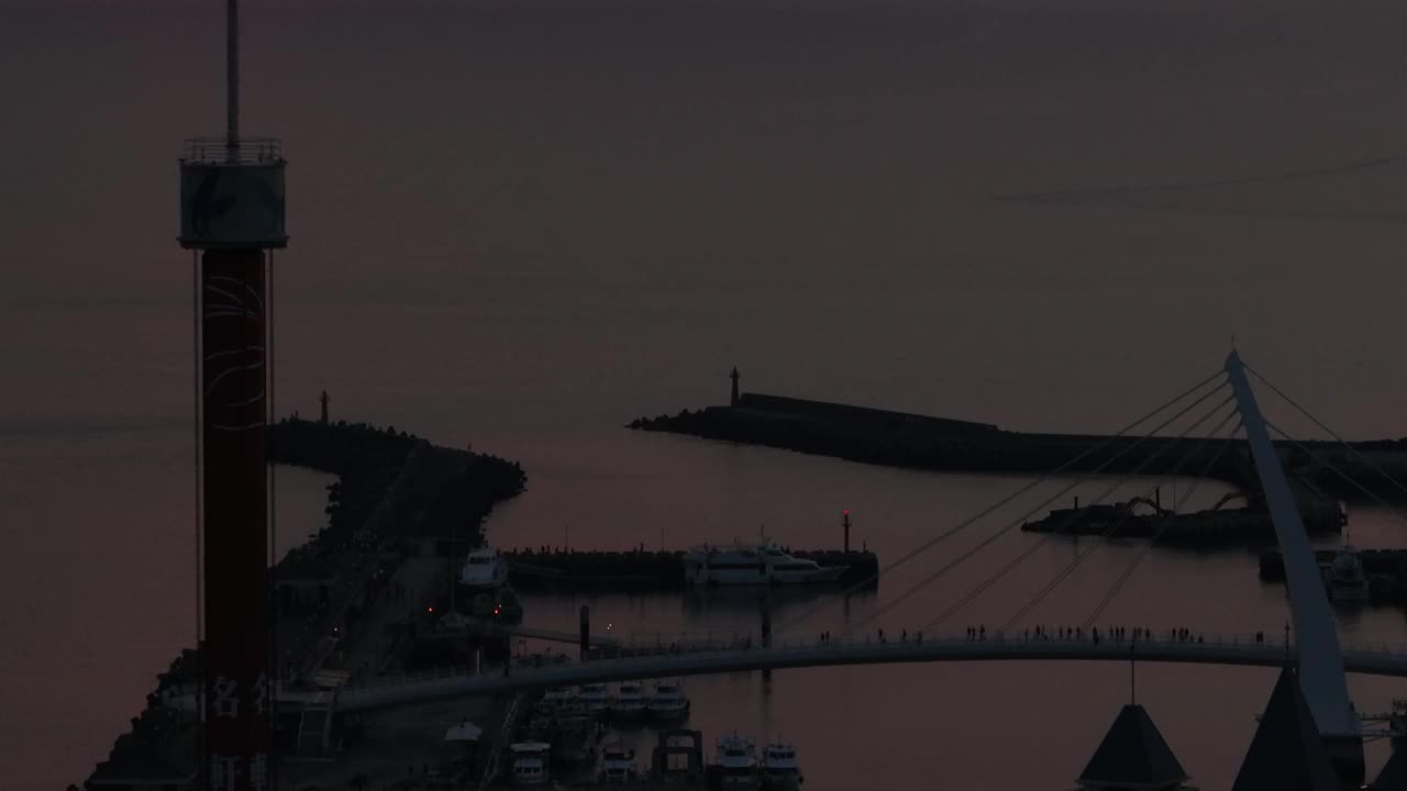 台湾淡水恋人桥日落鸟瞰图。视频素材