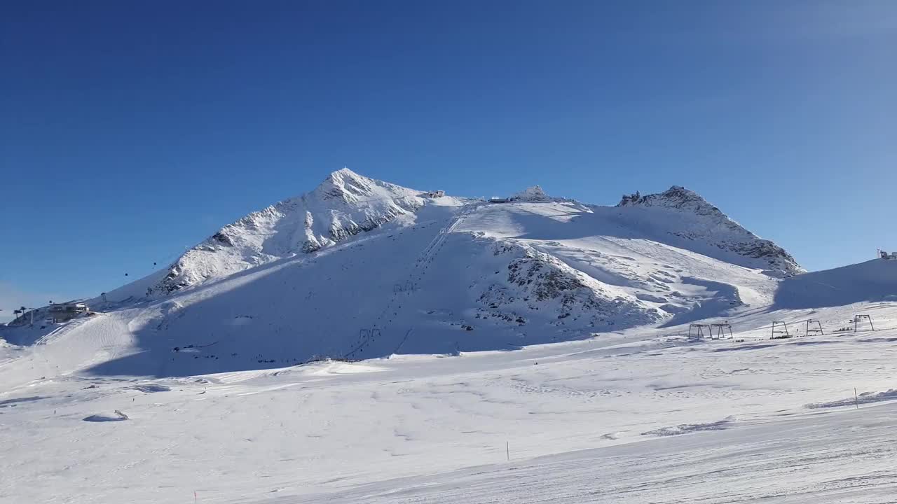 在奥地利阿尔卑斯山的冬季滑雪胜地滑雪视频素材