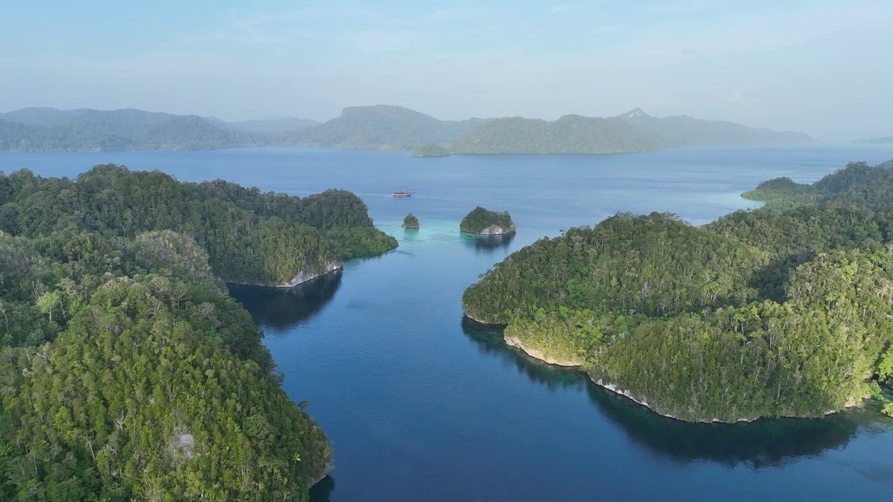 鸟瞰美丽的岛屿风景在阿柳伊湾，拉贾安帕视频素材