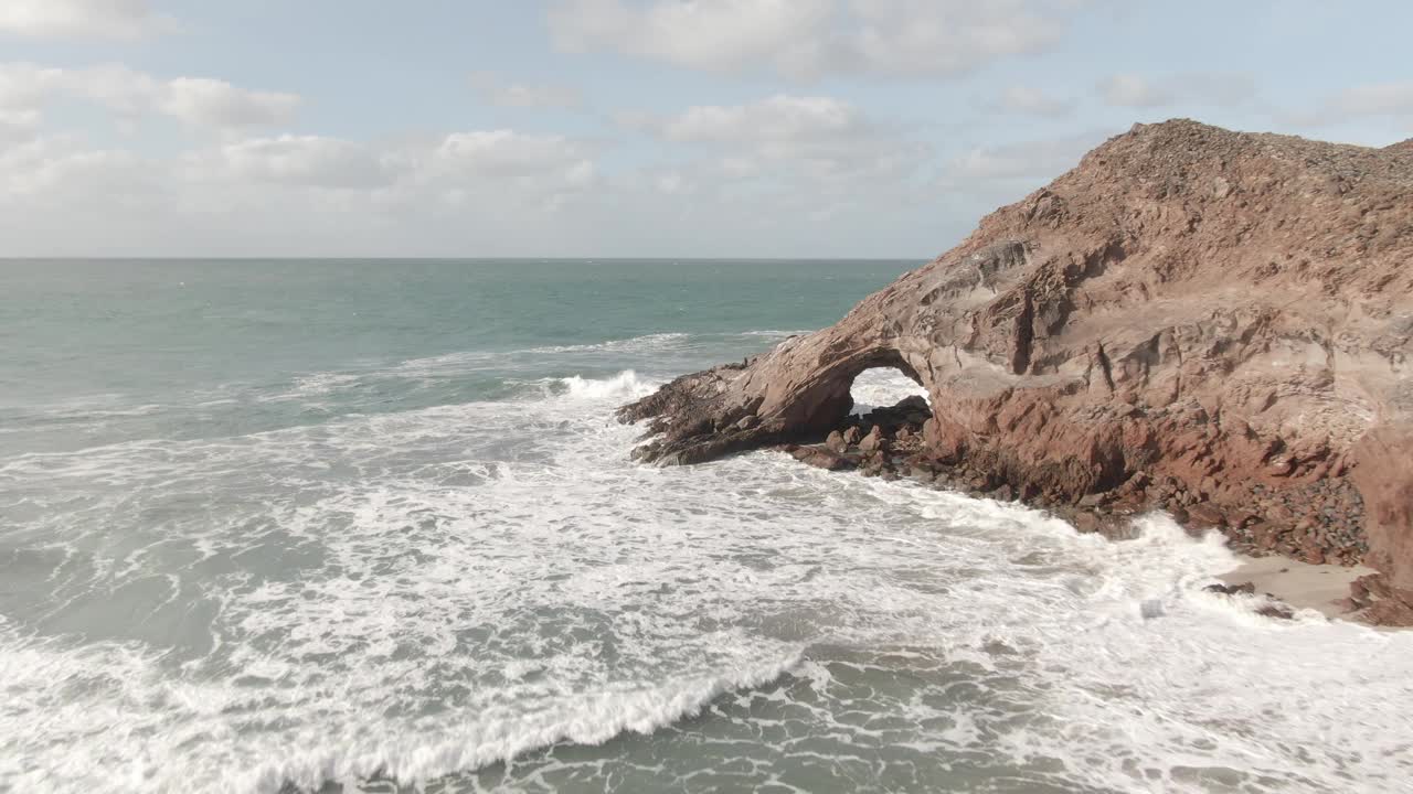 太平洋海岸的石拱和海狮的航拍，在墨西哥的下哈半岛，海浪汹涌视频素材