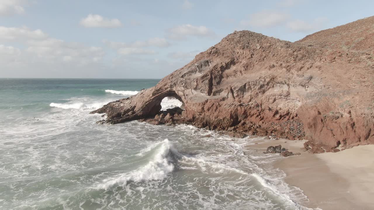 下墨西哥海湾石拱的航拍，海浪汹涌，沙滩上有海狮视频素材