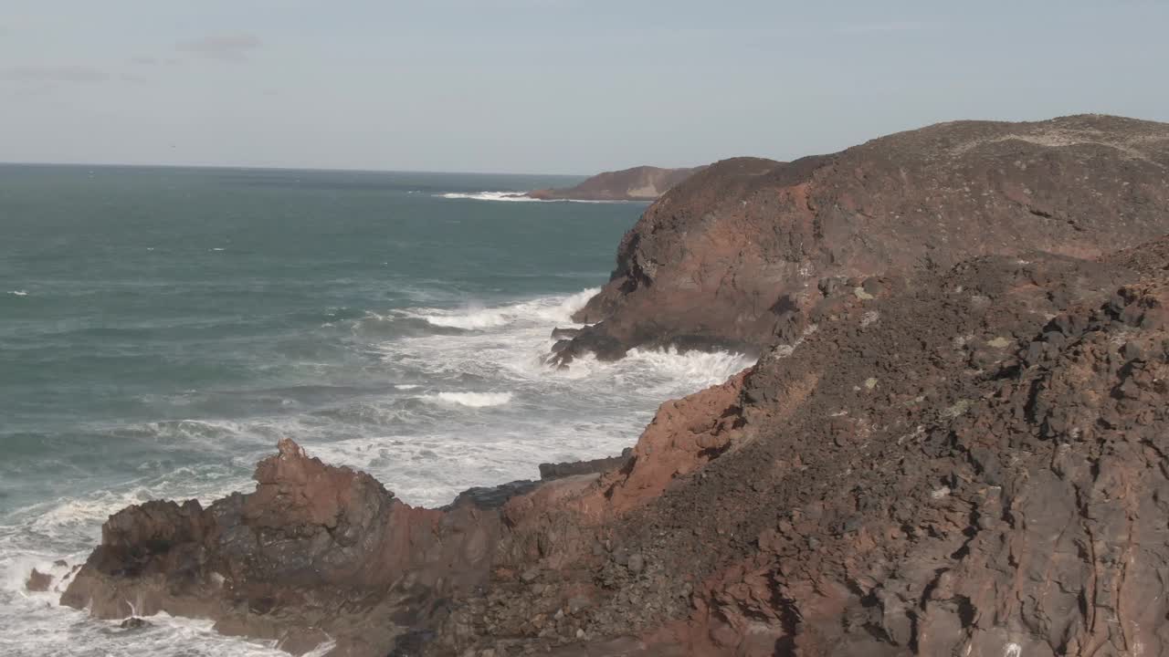 在太平洋下加利福尼亚州，海浪冲击岩石海岸线的航拍照片视频素材