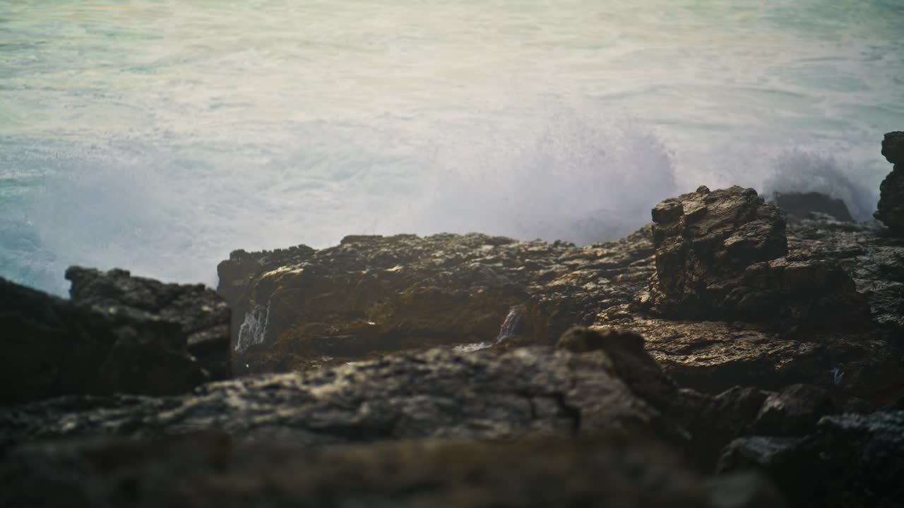 海浪撞击岩石造成爆炸的特写。暴雨破泡视频素材