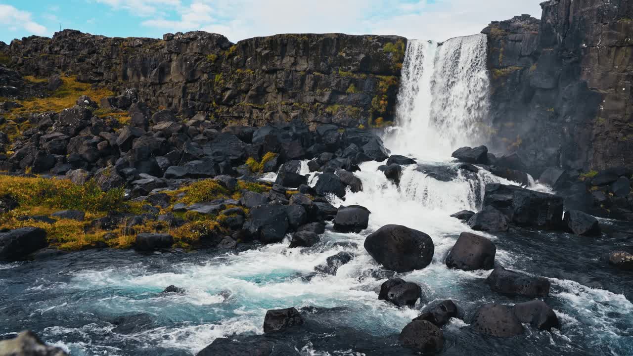 Oxararfoss，壮观的冰岛瀑布。视频素材