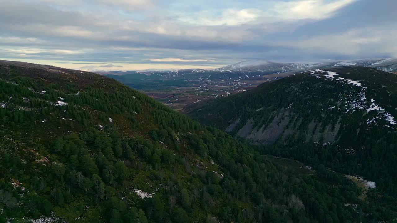 越过群山，眺望如画的高原冬季景观视频素材