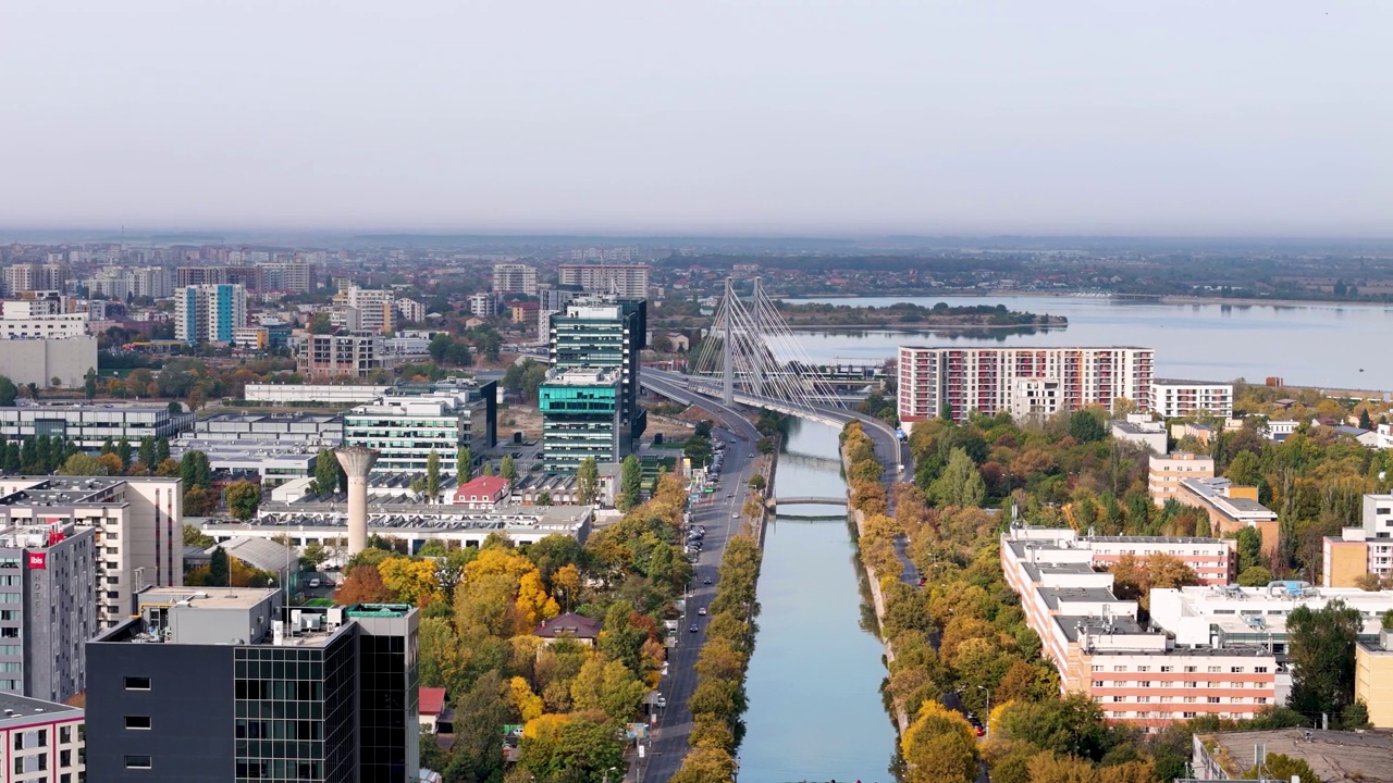 在罗马尼亚布加勒斯特的Ciurel桥和Lacul Morii上的无人机视图视频素材