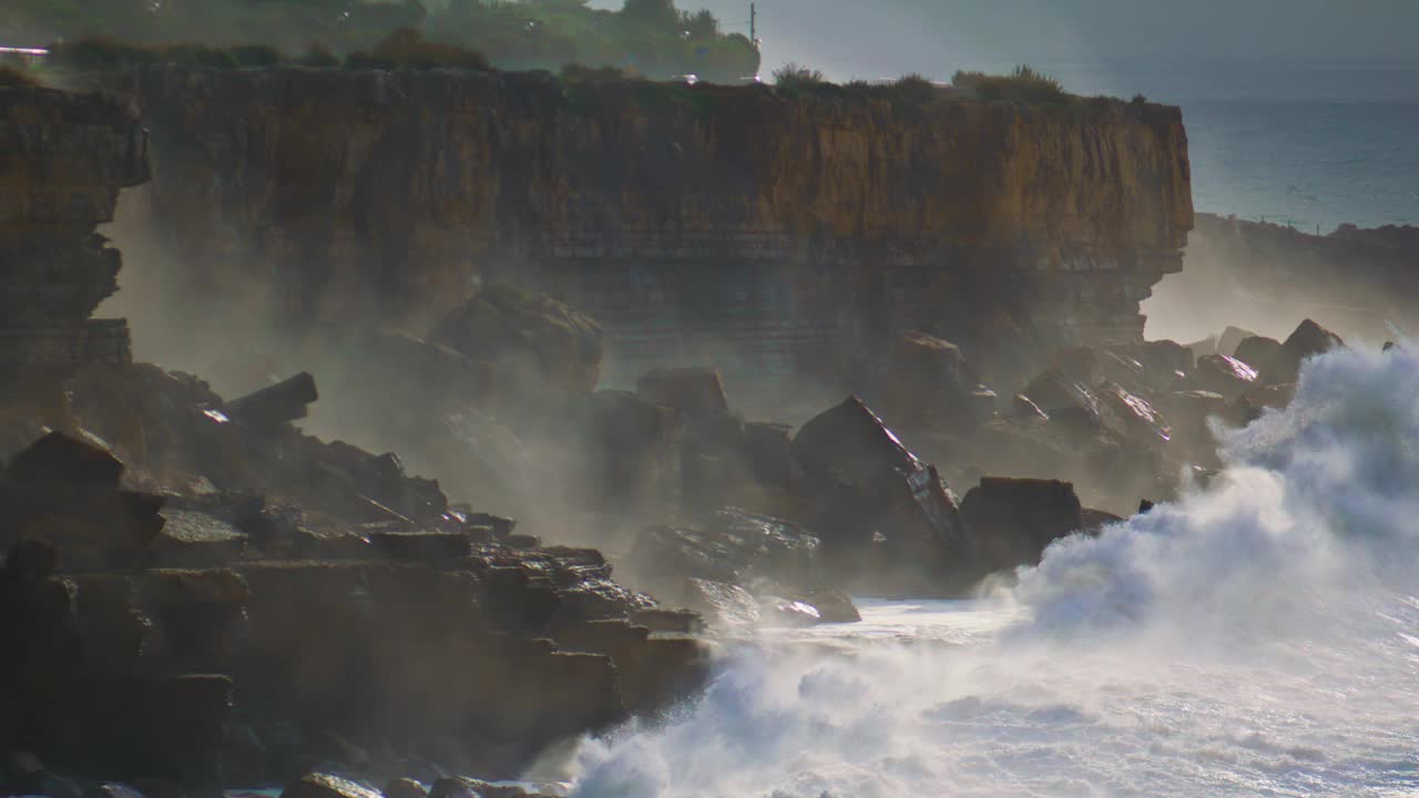 强大的海浪打破悬崖，在超级慢动作中爆炸飞溅。视频素材