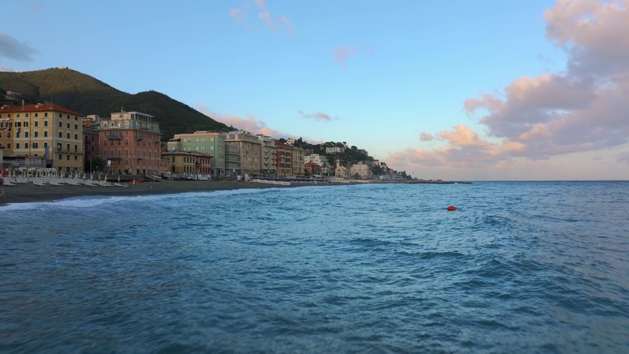 在意大利利古里亚地区，沿着瓦拉泽海岸线的海面上飞行的无人机。鸟瞰图视频素材