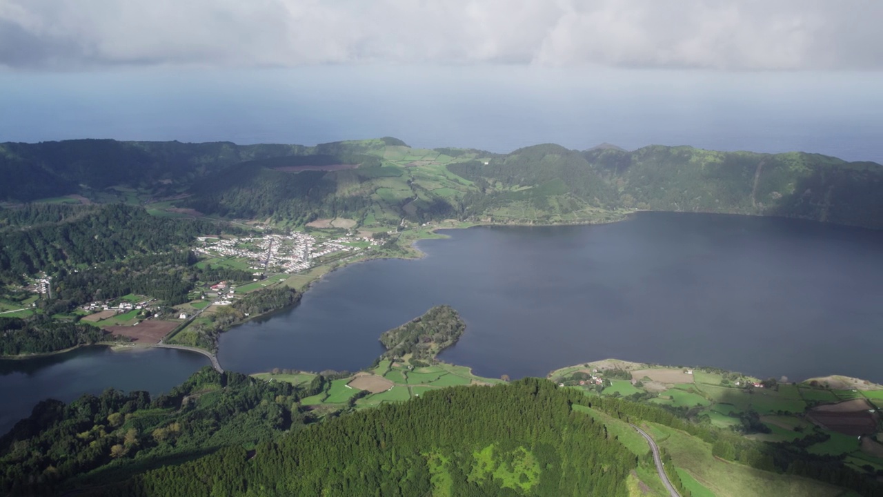 航拍全景:Lagoa das Sete Cidades与周围的绿色植物，<s:1>米格尔，亚速尔群岛视频素材