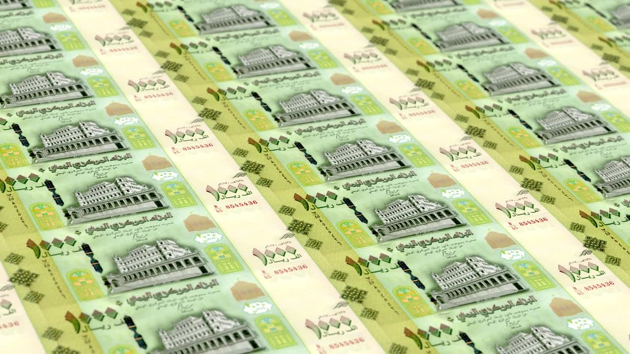 也门里亚尔1000钞票钞票印刷厂，印刷一千也门里亚尔，印刷机印刷出也门里亚尔，被货币印刷机印刷1000也门里亚尔钞票观察和储备侧-无缝循环视频素材画面1