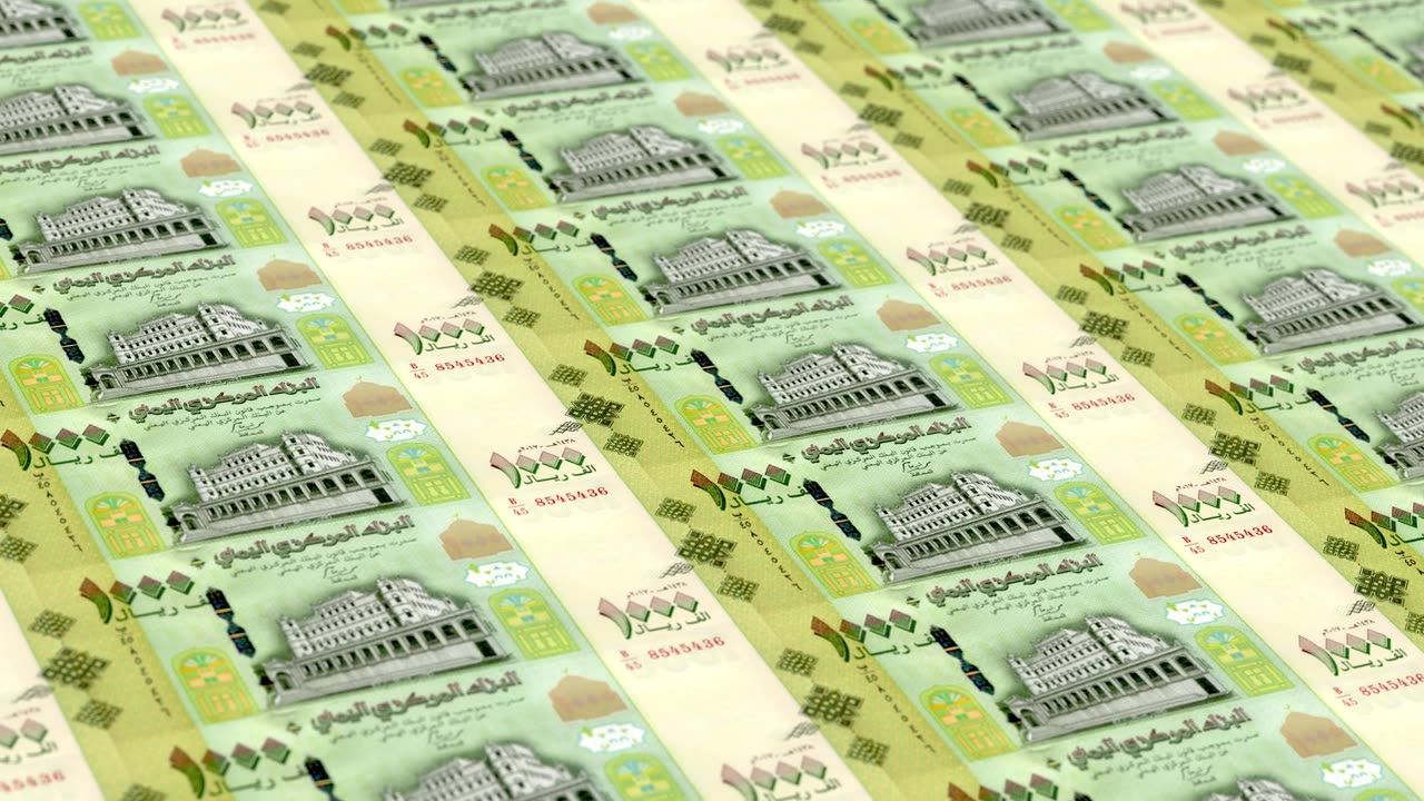 也门里亚尔1000钞票钞票印刷厂，印刷一千也门里亚尔，印刷机印刷出也门里亚尔，被货币印刷机印刷1000也门里亚尔钞票观察和储备侧-无缝循环视频素材画面4