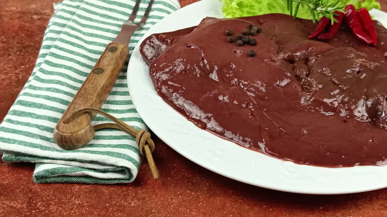 生牛肝片，特写视频素材