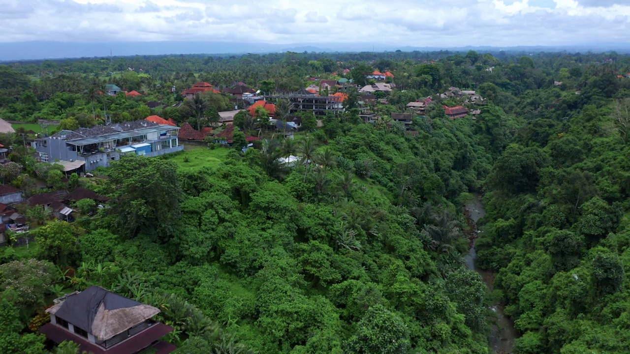 热带郁郁葱葱的景观和建筑附近的坎普汉岭步道在巴厘岛，印度尼西亚。空中视频素材