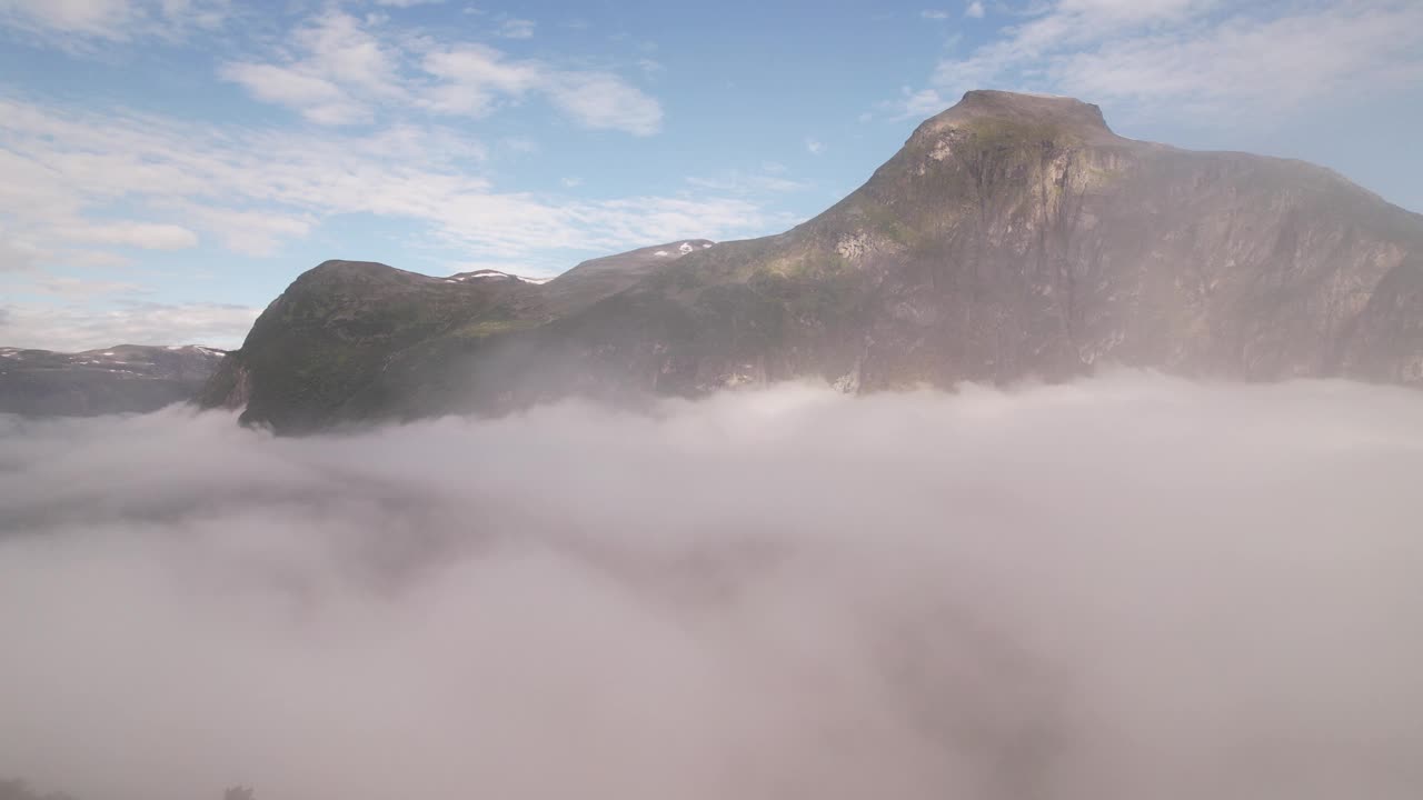 盖朗格峡湾笼罩在云雾中，有一座山和蓝天视频素材