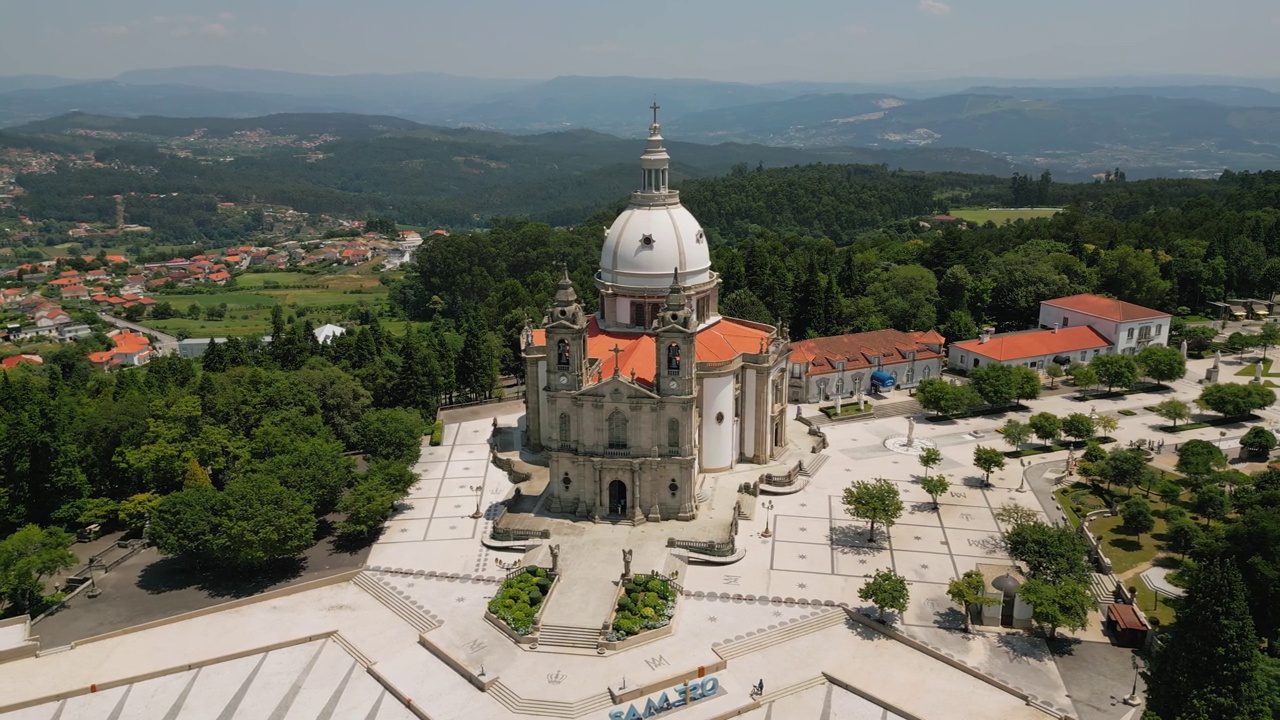 在郁郁葱葱的景观中，可以欣赏到布拉加Sameiro Sanctuary的全景。空中视频素材