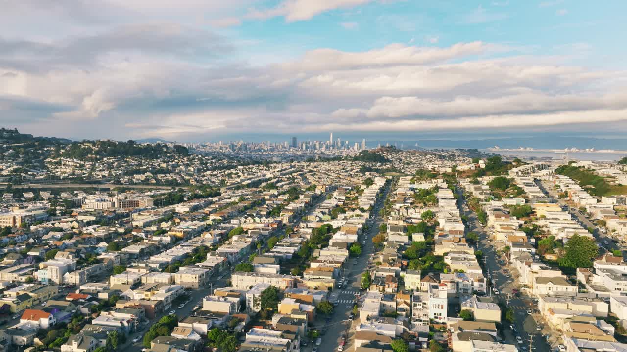 旧金山鸟瞰图:迷人的屋顶景观和城市天际线视频素材