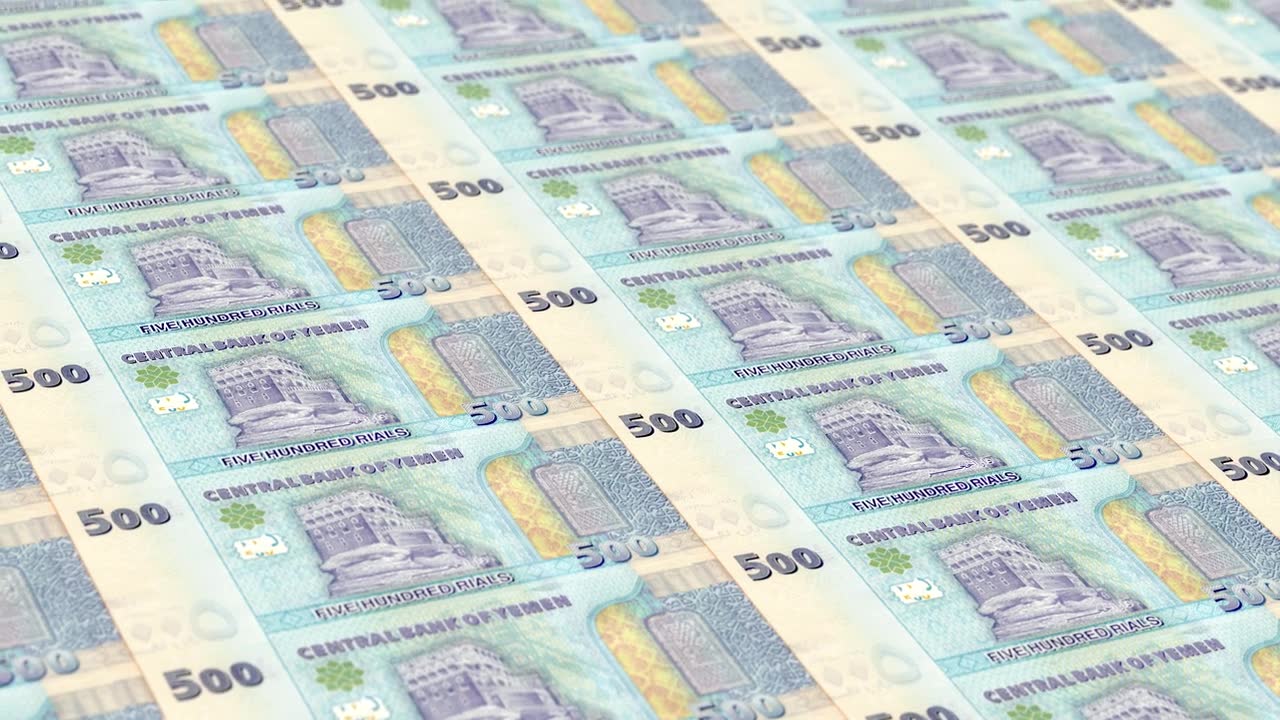 也门也门里亚尔500钞票印钞厂，印刷500也门里亚尔，印刷机印刷出也门里亚尔，由货币印刷机印刷500也门里亚尔钞票观察和储备侧-无缝循环视频素材画面1
