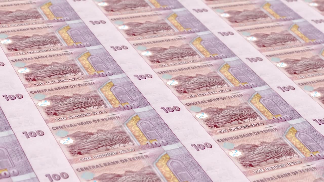 也门里亚尔100钞票印钞厂，印一百也门里亚尔，印刷机印出也门里亚尔，由货币印刷机印钞100也门里亚尔钞票观察和储备侧-无缝循环视频素材画面1