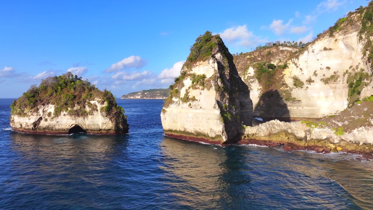 印度尼西亚钻石海滩旅游目的地的热带岛屿和夏季海滩的无人机航拍视图。湛蓝清澈的海水和洁白的沙滩。视频素材