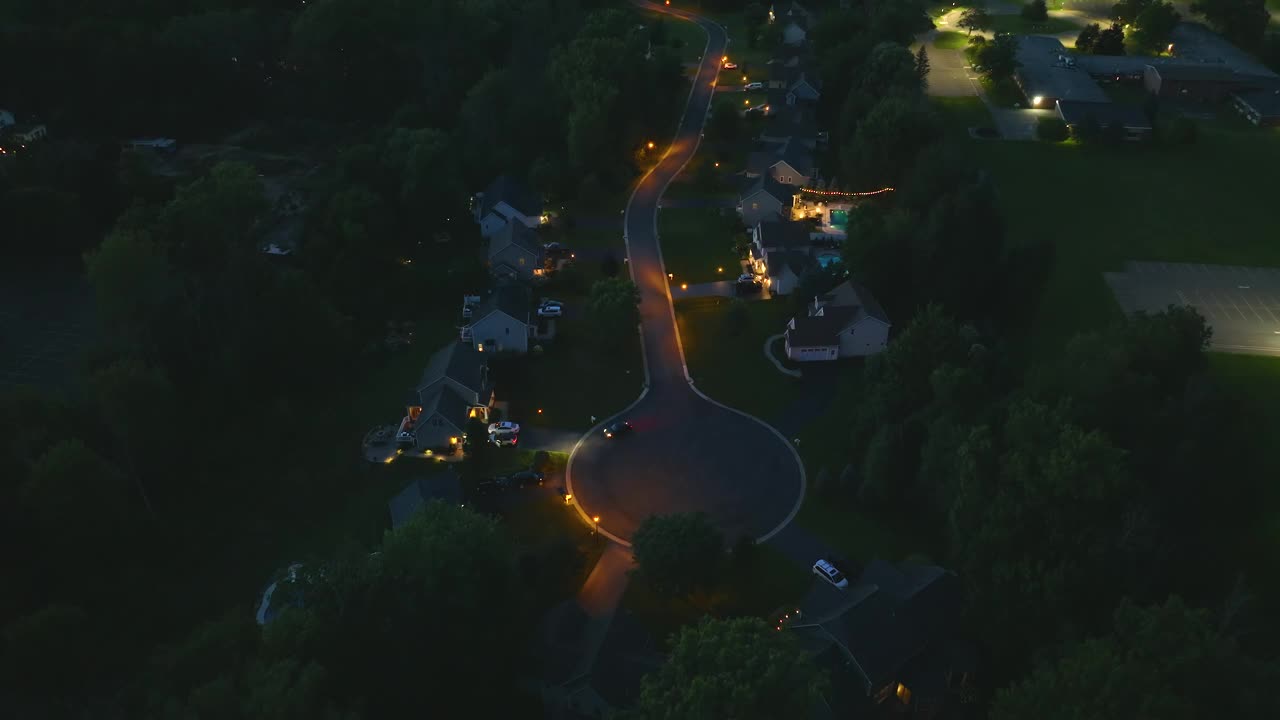 纽约罗彻斯特郊区的住宅区，夜晚灯火通明。农村郊区的低密度两层私人住宅。美国的房地产市场视频素材