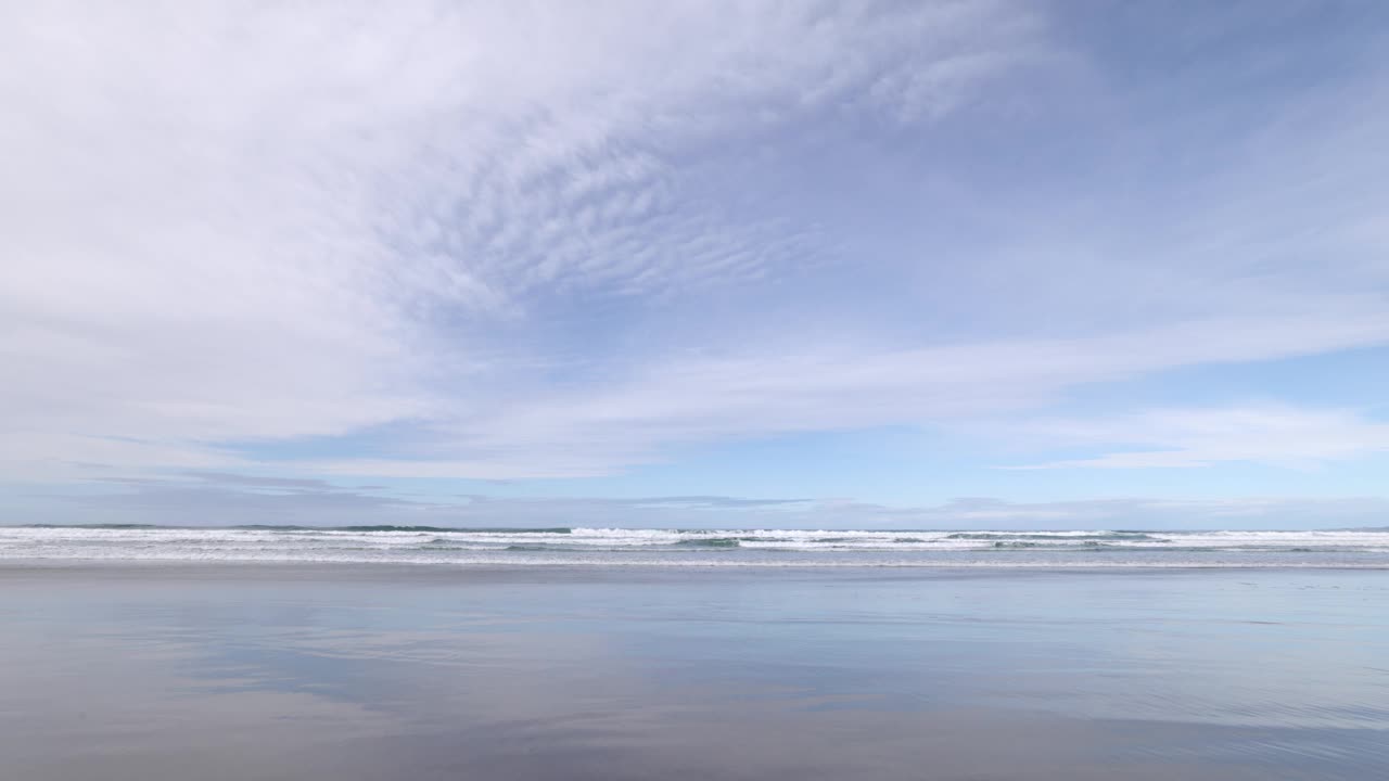 平静的海浪和云彩，新西兰视频素材