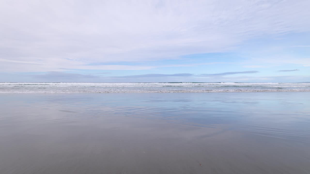 平静的海浪和云彩，新西兰视频素材